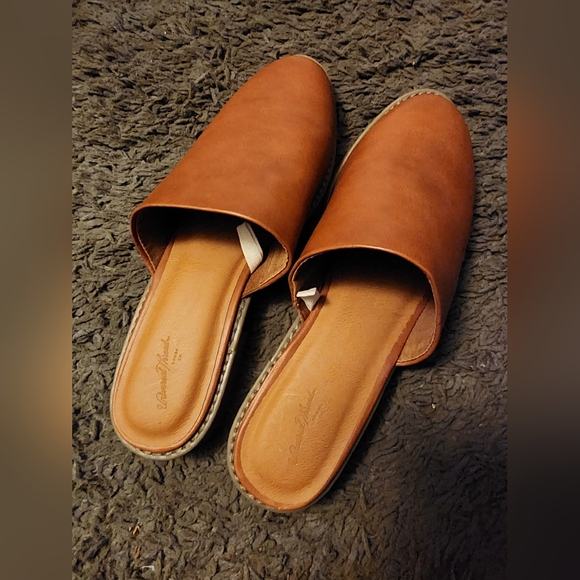 Universal Threads Mule Slides - Picture 2 of 4